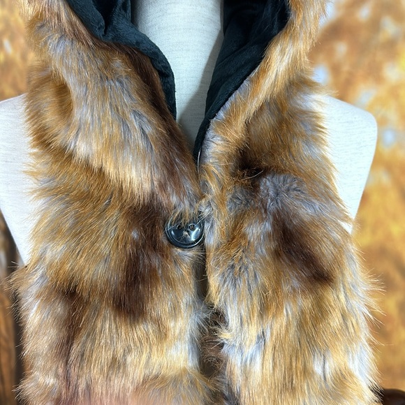 Is this a fox? Hat scarf mittens sneed faux fur fun - Picture 3 of 12
